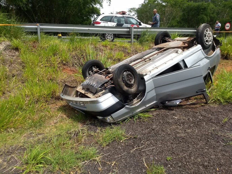 Capotamento ocorreu após um dos pneus do veículo estourar  — Foto: Corpo de Bombeiros 
