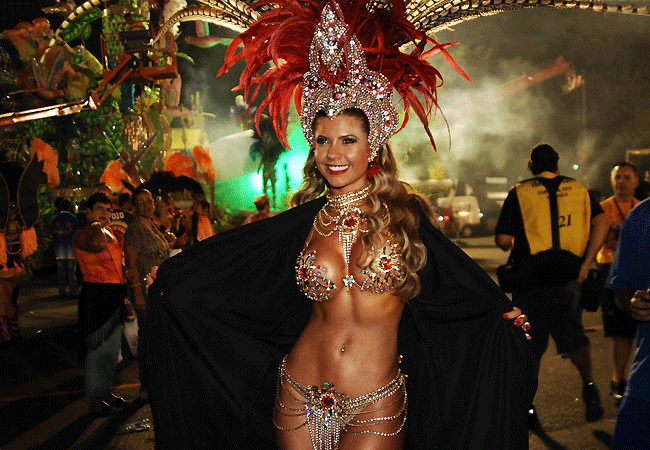 Cacau Colucci desfila como musa da Dragões da Real no Carnaval 2012 (Foto: Reinaldo Canato/Revista QUEM )