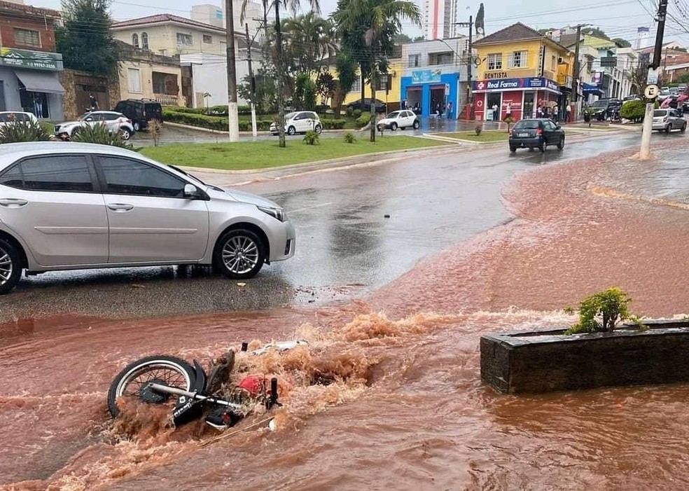 Moto foi derrubada durante tempestade em Itapeva — Foto: Itapeva Alerta/Divulgação