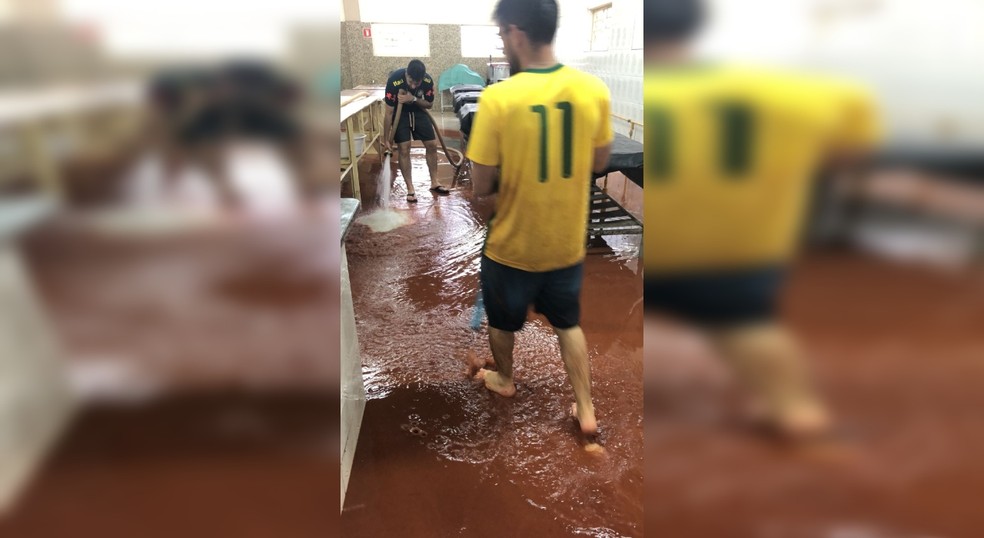 Salão da paróquia de Maristela foi tomada pela enxurrada. — Foto: Redes sociais
