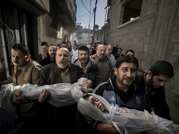 Foto do sueco Paul Hansen mostra crianças de dois e três anos mortas quando suas casas foram destruídas em território palestino (Foto: AP/Paul Hansen/Dagens Nyheter)