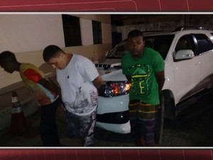 Homens suspeitos de envolvimento na morte do empresário foram presos na Bahia (Foto: Ramon Ferraz/TV Bahia)