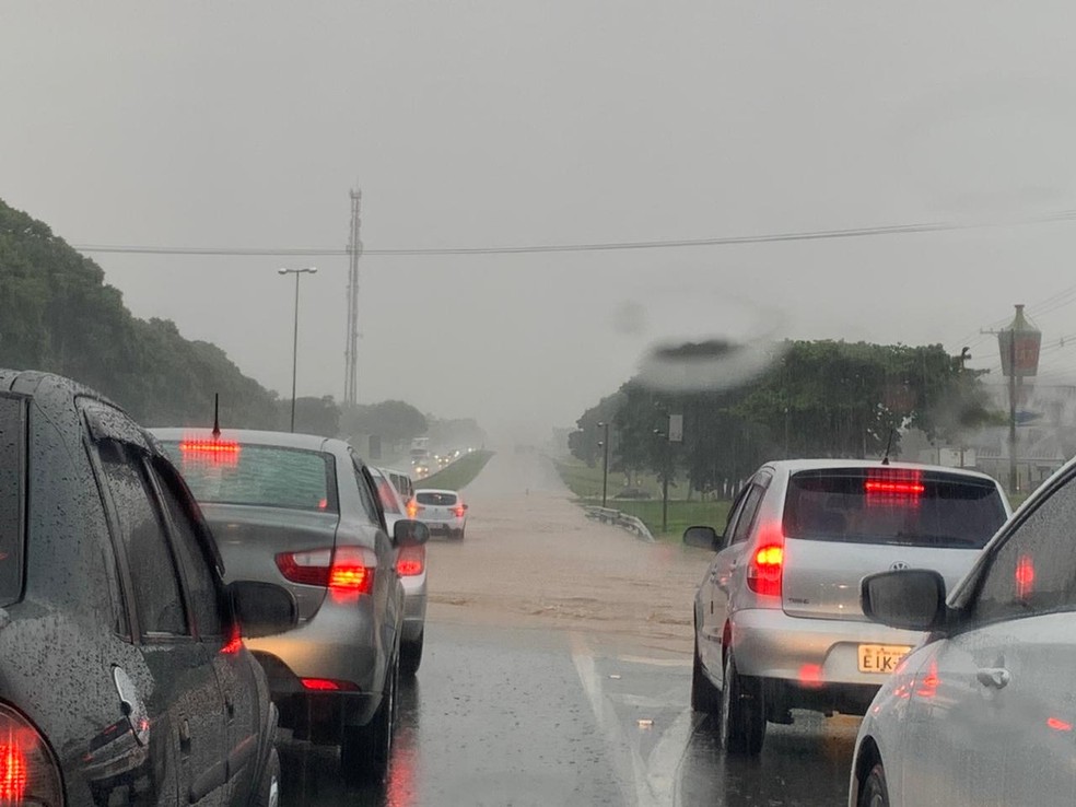 Chuva forte alaga pistas e causa lentidão na Dutra em Caçapava | Vale do  Paraíba e Região | G1