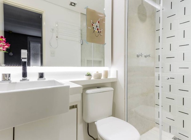Ultramodernos, os azulejos da Lurca foram usados no banheiro que fica no quarto do casal (Foto:   ATA Photograph/Divulgação)