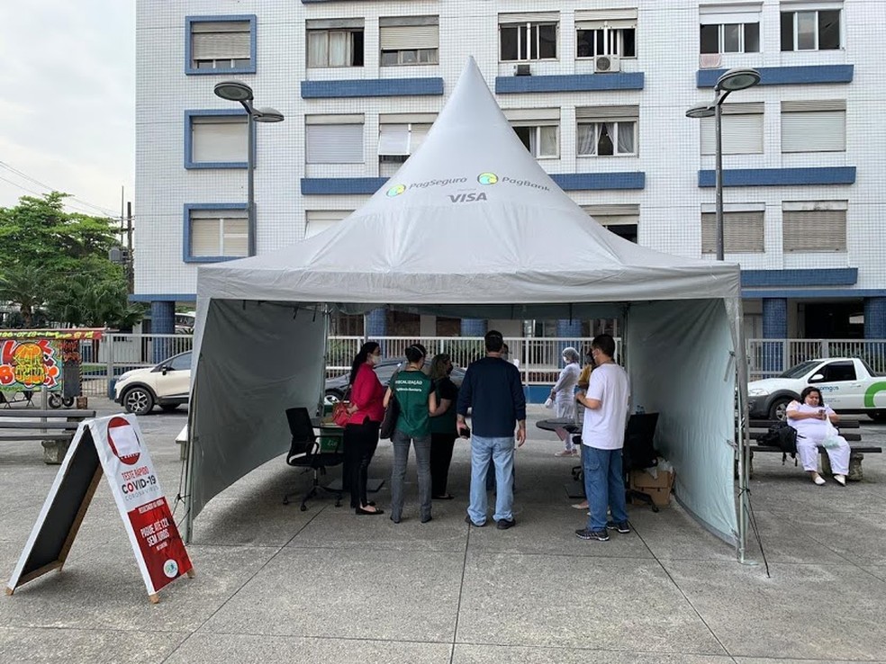 Tenda irregular funcionava em frente a Igreja do Embaré, em Santos — Foto: Divulgação/Prefeitura de Santos