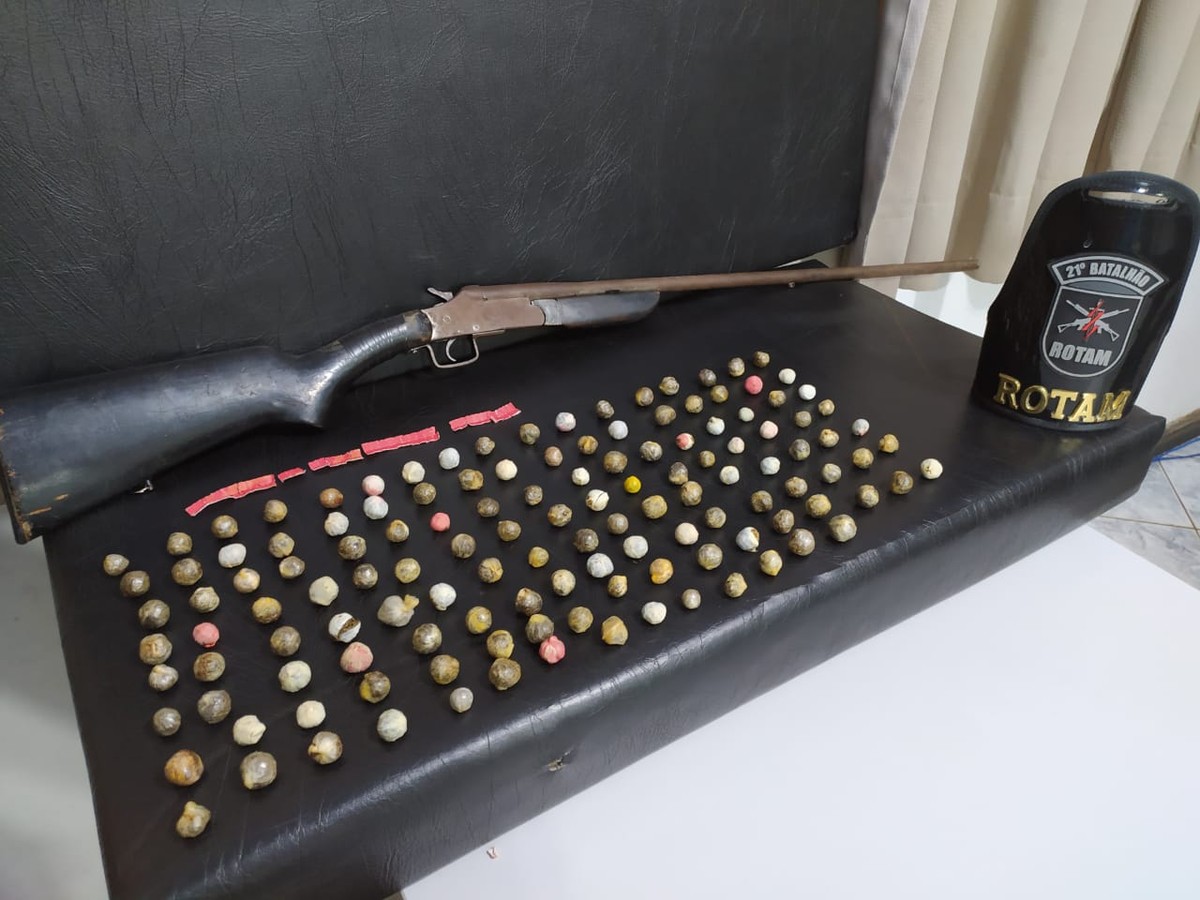 Homem é preso por porte ilegal de arma, e polícia descobre que suspeito engoliu quase 300 gramas de maconha - Vimarsana News