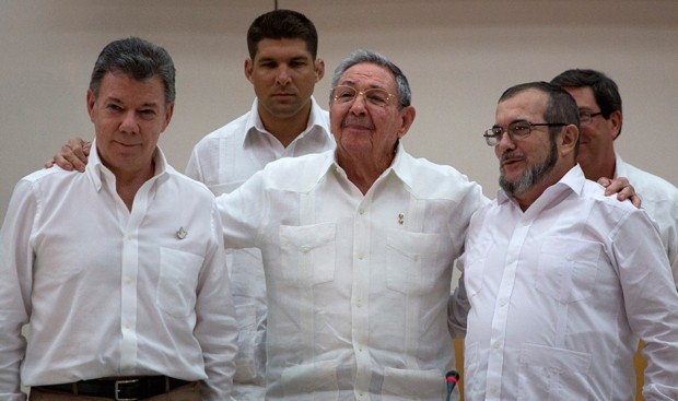 Foto do ano passado mostra o presidentre de Cuba, Raúl Castro (centro) com o presidente colombiano, Juan Manuel Santos (esq) e o comandante das Farc, Timoleon Jimenez (Foto: Desmond Boylan/AP)