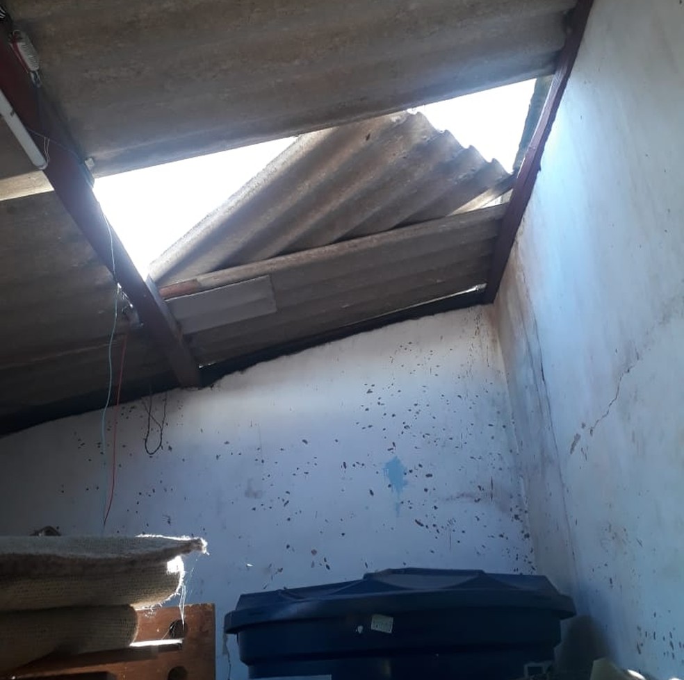 Criminoso que furtou mesa de som da Igreja dos Martírios entrou pelos fundos, destalhando um quarto que serve como depósito (Foto: Pascom/Paróquia Nossa Senhora do Bom Parto)