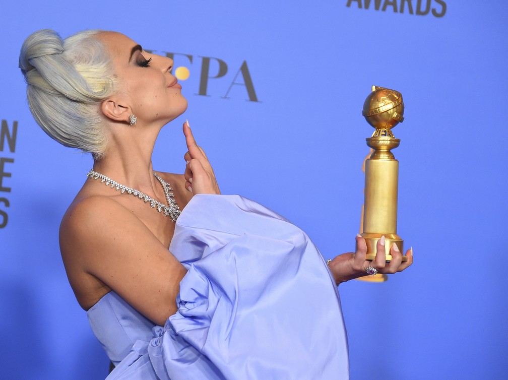 Lady Gaga comemora o Globo de Ouro 2019 com a pose de sua personagem em 'Nasce uma estrela' â Foto: Jordan Strauss/Invision/AP