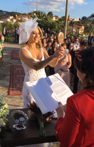 Jussara Couto em seu casamento sologâmico (Foto: Reprodução Instagram)