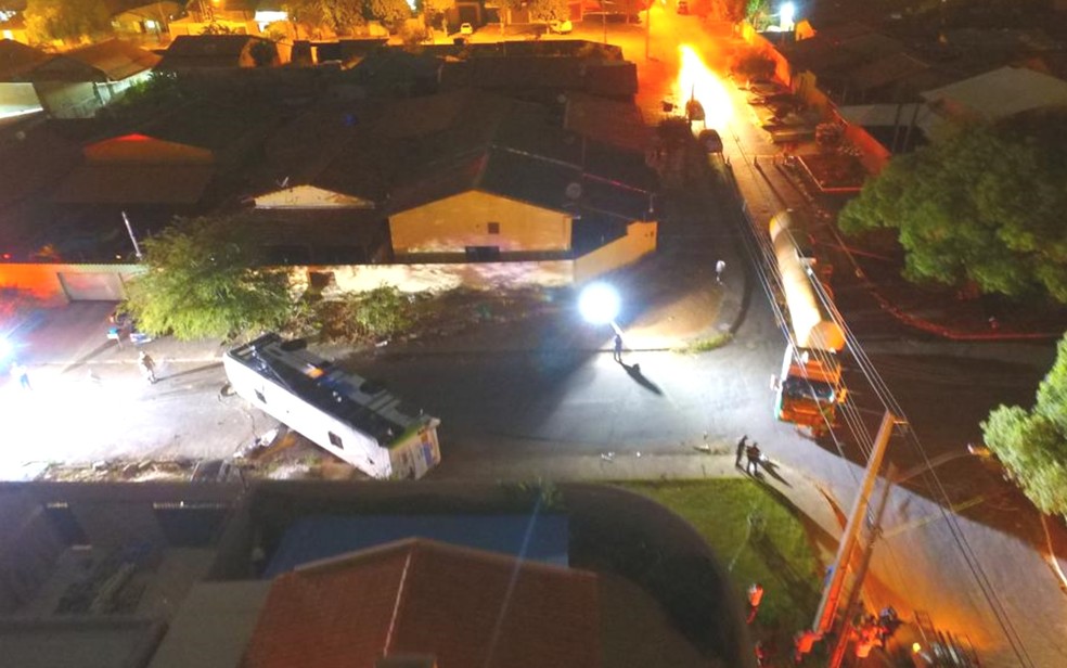 Imagem aérea mostra ônibus e carreta após a batida, em Goiânia — Foto: Polícia Civil/Divulgação
