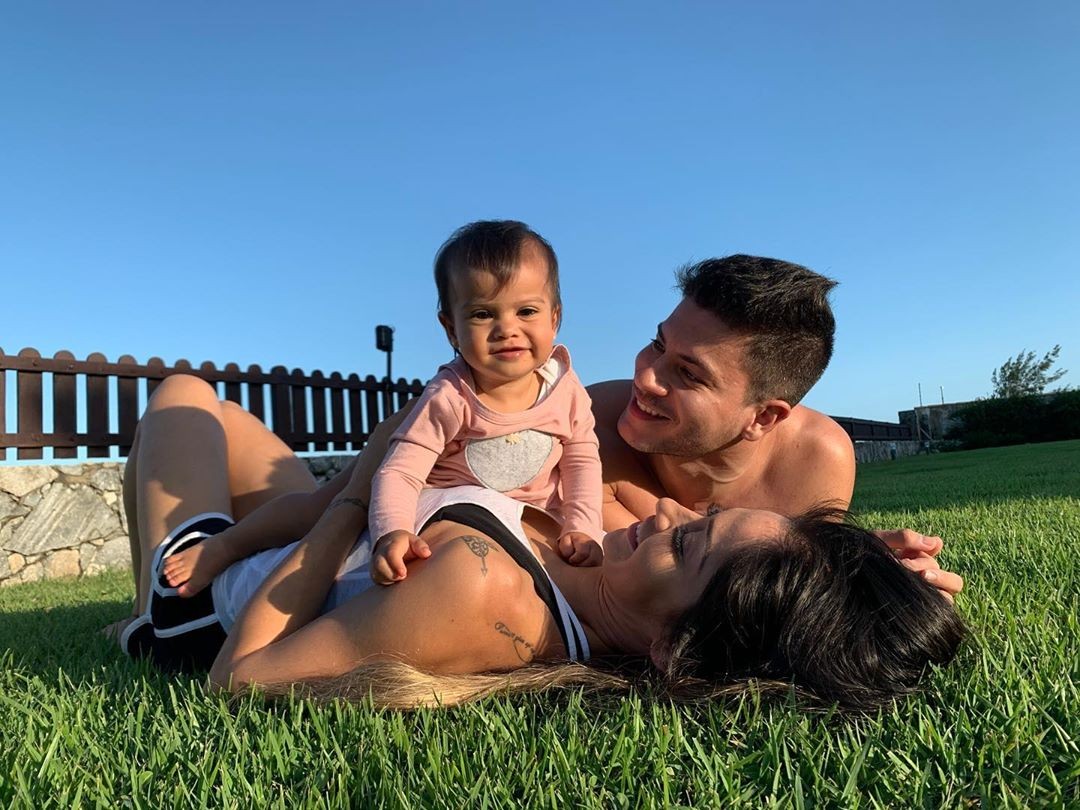 Mayra Cardi e família (Foto: reprodução/ instagram)