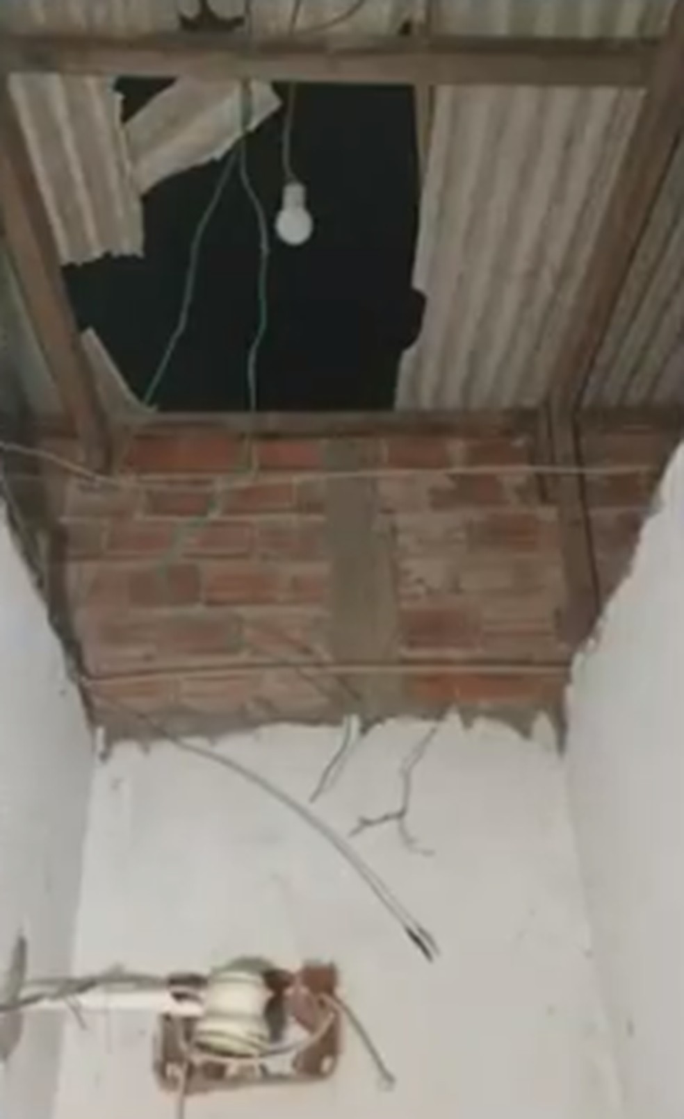 Homem morre ao cair de telhado em Ariquemes, RO — Foto: Reprodução