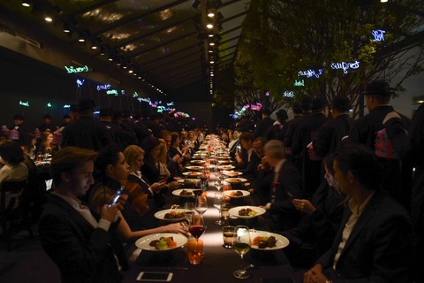 Noite de festa para a Hermès, que reuniu convidados para jantar em torno do tema anual de suas novidades, "Let's Play"     