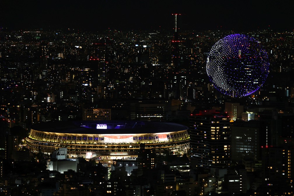 Drones no céu fazem o formato do planeta Terra durante a cerimônia de abertura dos Jogos Olímpicos de Tóquio, no Japão — Foto: Kim Kyung-Hoon/Reuters