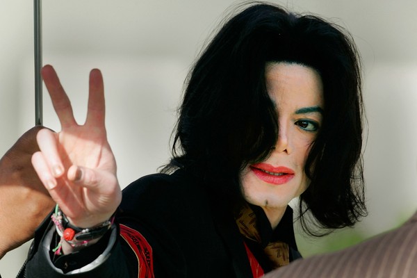 Michael Jackson em maio de 2005, comparecendo a um tribunal na Califórnia para se defender de acusação de pedofilia. (Foto: Getty Images)