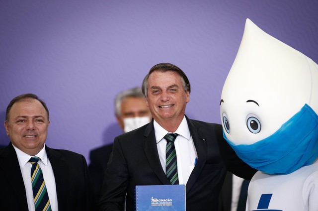 Agendas indicam que governo priorizou vacina indiana sem autorização à da Pfizer com registro
