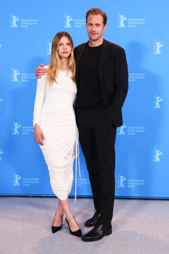 Mia Goth e Alexander Skarsgård — Foto: Getty