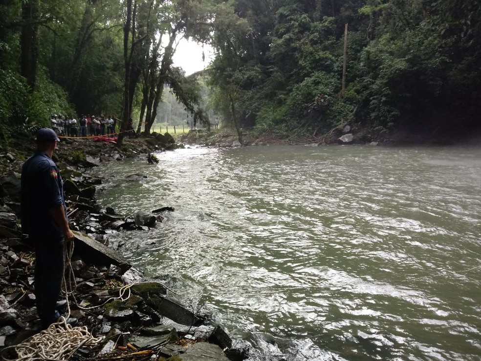 Menino havia desaparecido em cachoeira em Braço do Trombudo na tarde de domingo  (Foto: Bombeiros/Divulgação)