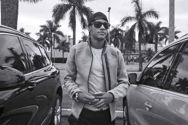 Neymar posando com o novo moletom da Nike (Foto: Divulgação)