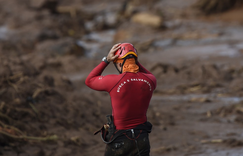 Equipes de resgate ainda realizam buscas na lama em Brumadinho (MG) — Foto: Douglas Magno/AFP