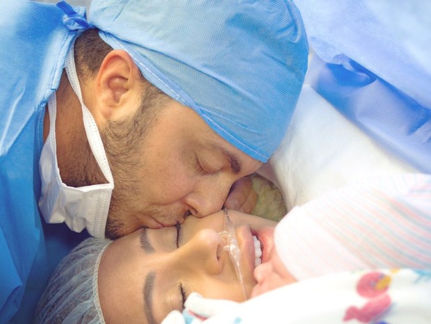 Thammy Miranda e Andressa Ferreira dividem foto de parto de filho, Bento (Foto: @marihartphoto)