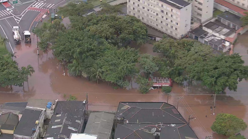 Chuva alaga vias da Zona Leste de SP — Foto: Reprodução/TV Globo