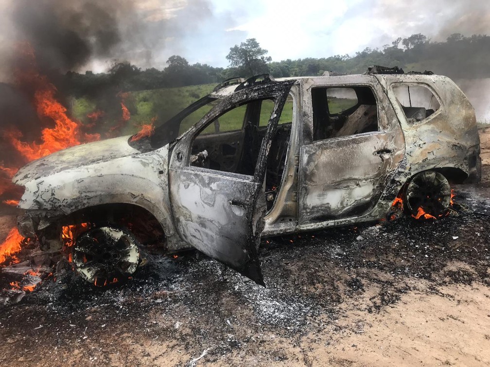 Carro em que os suspeitos estavam foi incendiado. — Foto: Divulgação/Arquivo pessoal