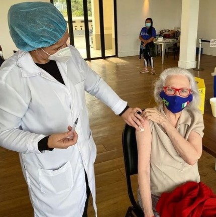 Fernanda Montenegro recebe a terceira dose da vacina contra a Covid-19: "Viva a ciência", a atriz de 91 anos escreveu em rede socialInstagram