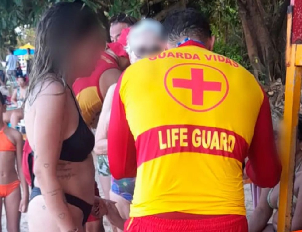 Bombeiros resgatam 11 turistas da mesma família que estavam se afogando em praia, na PB — Foto: Divulgação/Corpo de Bombeiros da Paraíba