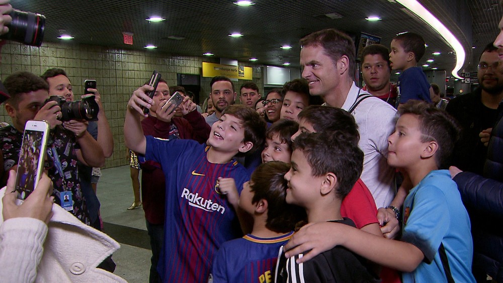 Belleti, Edmílson, Sonny Anderson e Giovanni realizam evento em escola do Barcelona antes do jogo das lendas