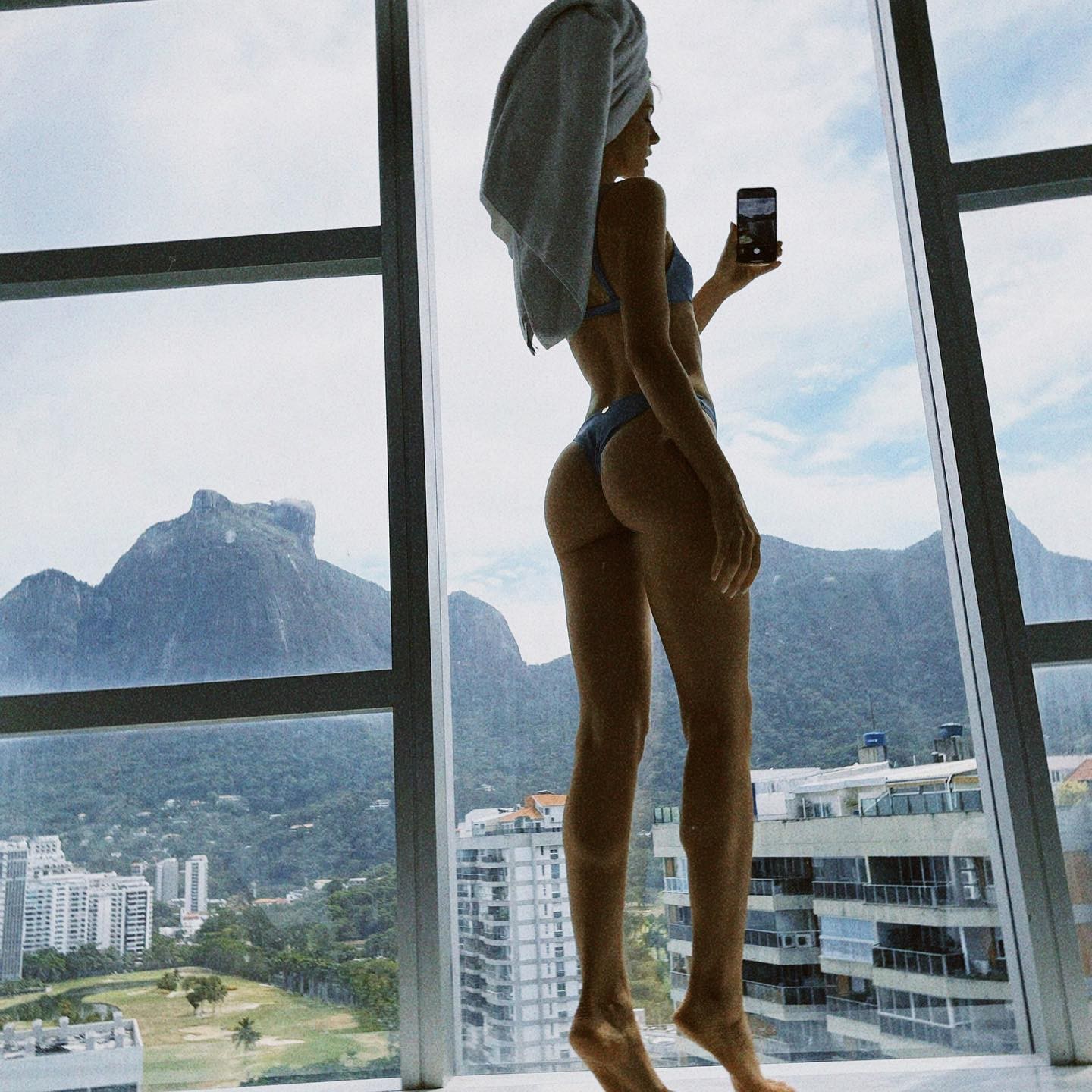 Camila Queiroz posa de lingerie e ganha elogios de amigos e seguidores: 'Deusa' (Foto: Reprodução / Instagram)
