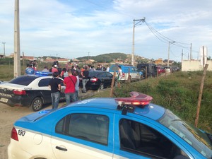 Polícias Civil e Militar foram chamadas ao local (Foto: Heitor Moreira/G1)