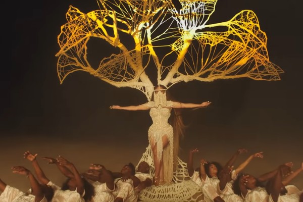 A cantora Beyoncé no clipe da canção Spirit, presente na trilha sonora de O Rei Leão (2019) (Foto: YouTube)