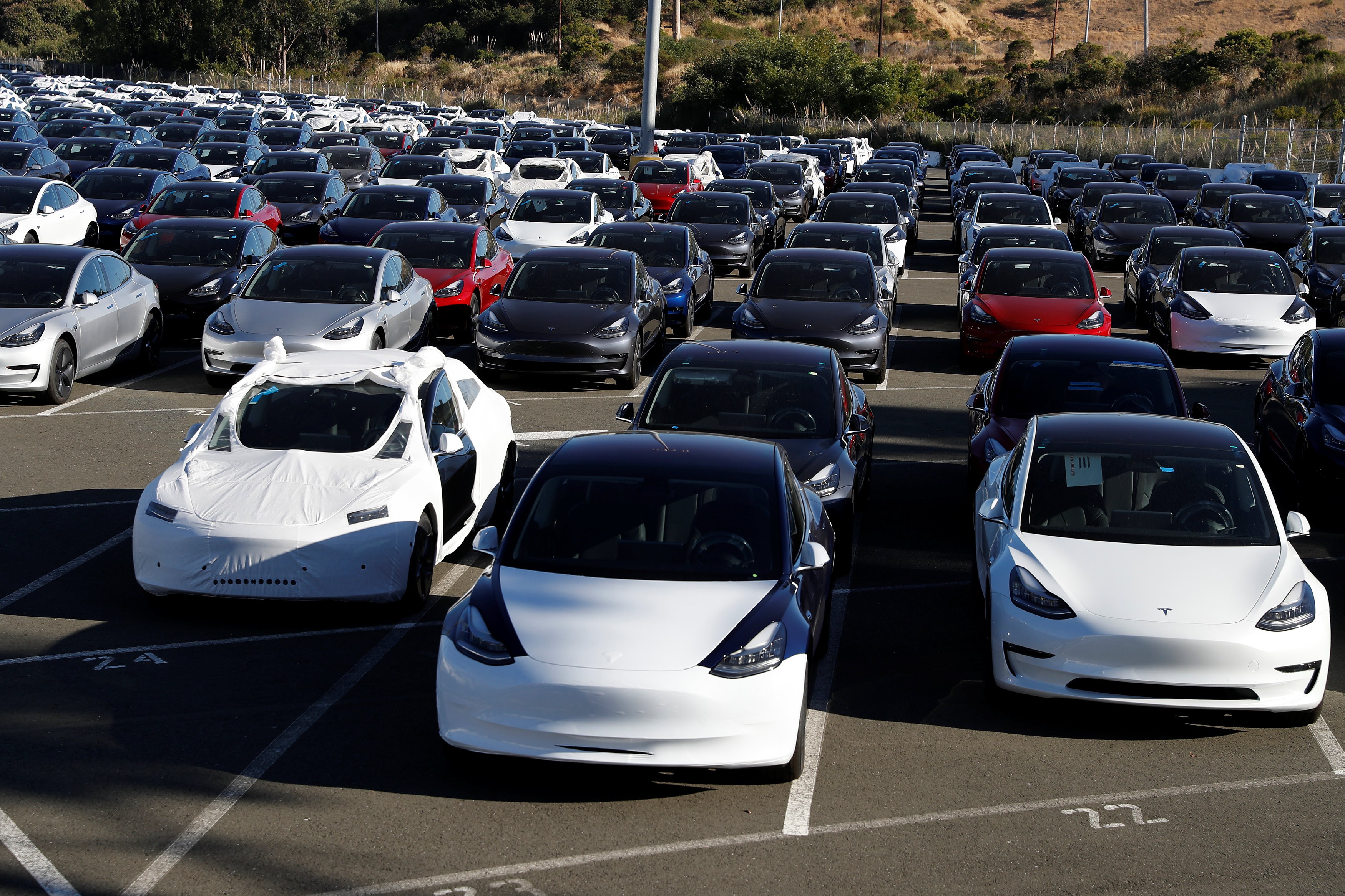 Tesla retoma produção na Califórnia em meio a batalha legal com autoridades locais thumbnail