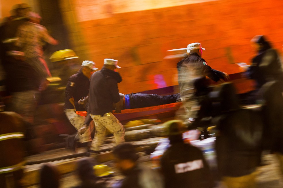 Equipes trabalham no resgate às vítimas — Foto: REUTERS/Jose Luis Gonzalez