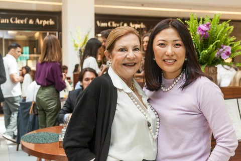 Donata Peixoto e Suzana Cha, diretora de estilo da Amissima, posam juntas