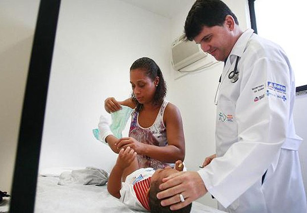 Atendimento dentro do programa Mais Médicos na Bahia (Foto: Reprodução/Facebook)