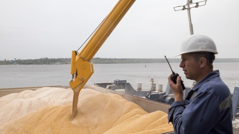 Embarque de milho na Ucrânia. Exportações do país estão em risco com a Rússia se retirando de acordo