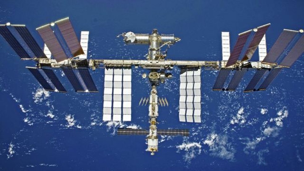 A Estação Espacial Internacional orbita ao redor da Terra a uma altitude de pouco mais de 400 km.  — Foto: Nasa via BBC