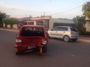 Carro atingido tinha três pessoas e ficou com a traseira destruída após o acidente (Foto: Luti Gomes/G1)