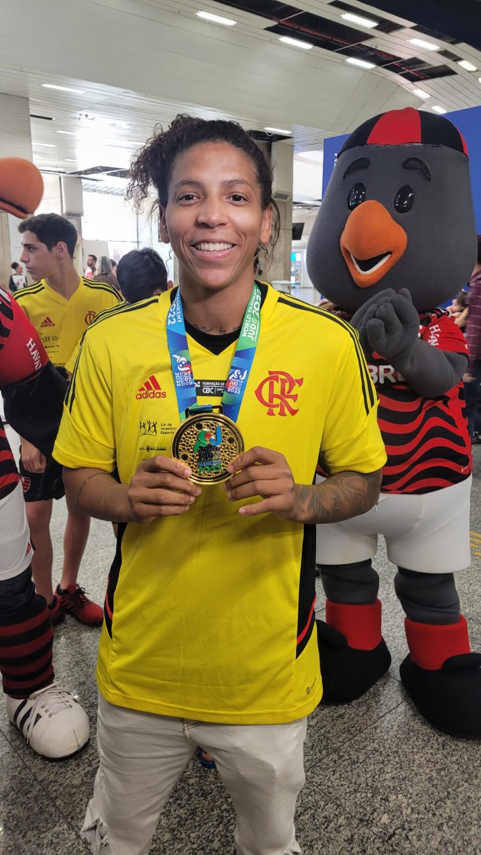 Rafaela Silva desembarca no Rio de Janeiro com a medalha de ouro no Mundial do Uzbequist&atilde;o &mdash; Foto: Marcelo Barone 