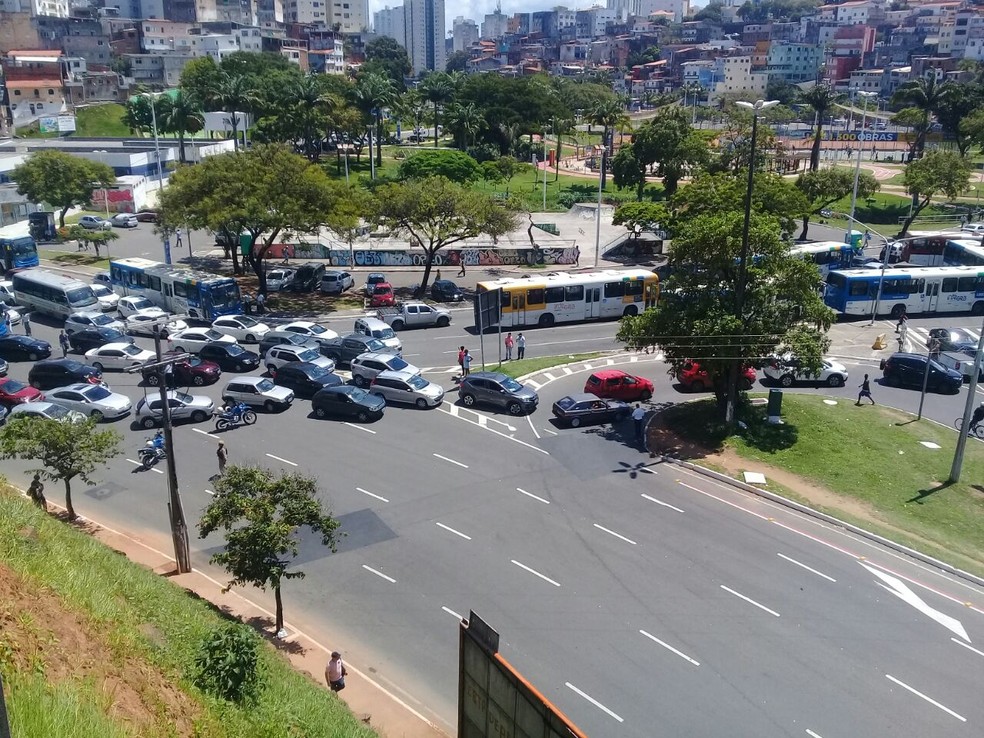 Grupo bloqueia trânsito na altura do bairro dos Barris, em Salvador (Foto: Paulino Silva/TV Bahia)