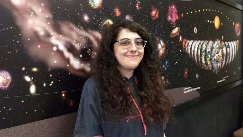 Roberta Duarte posa em sala do Instituto de Astronomia, Geofísica e Ciências Atmosféricas, na USP (Foto: Fernando Silva/BBC News Brasil)