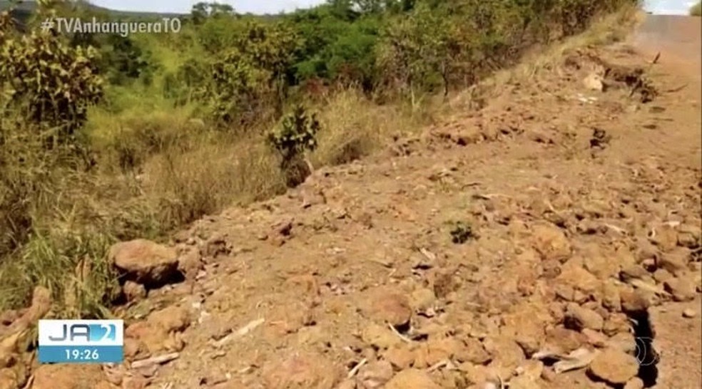 Vídeo mostra cratera na TO-010, rodovia que dá acesso a Recursolândia — Foto: Reprodução/TV Anhanguera