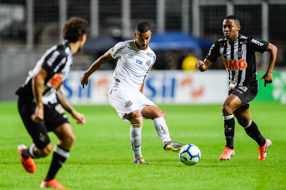 Galo e Santos voltam a se enfrentar nesta quinta: será o jogo 100 entre os times — Foto: Douglas Magno/BP Filmes
