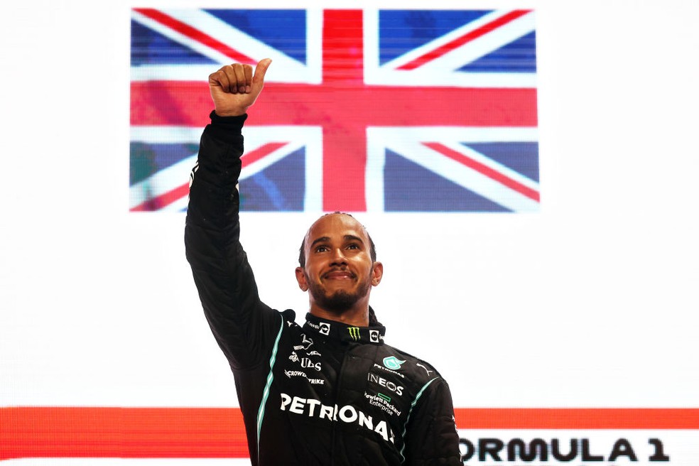 Lewis Hamilton comemora sétima vitória no campeonato após triunfo do GP do Catar da F1 — Foto: Lars Baron/Getty Images