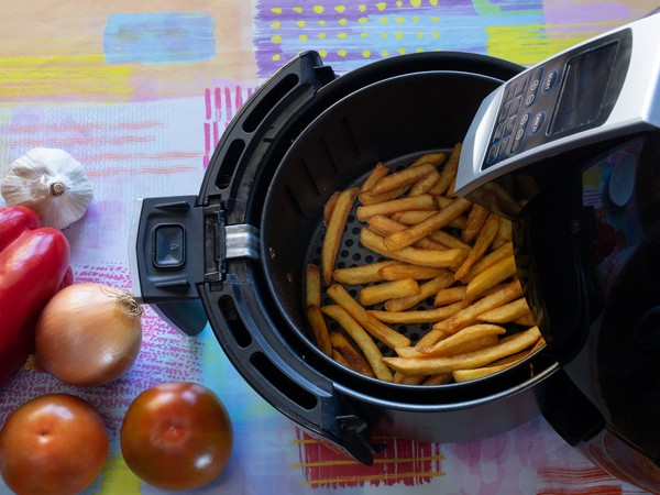 No  a air fryer que libera acrilamida, por si s, e sim a prtica de se exagerar na fritura do alimento, at que ele fique escuro: quanto mais crocante e de tonalidade marrom, mais acrilamida  Foto: Istock Getty Images
