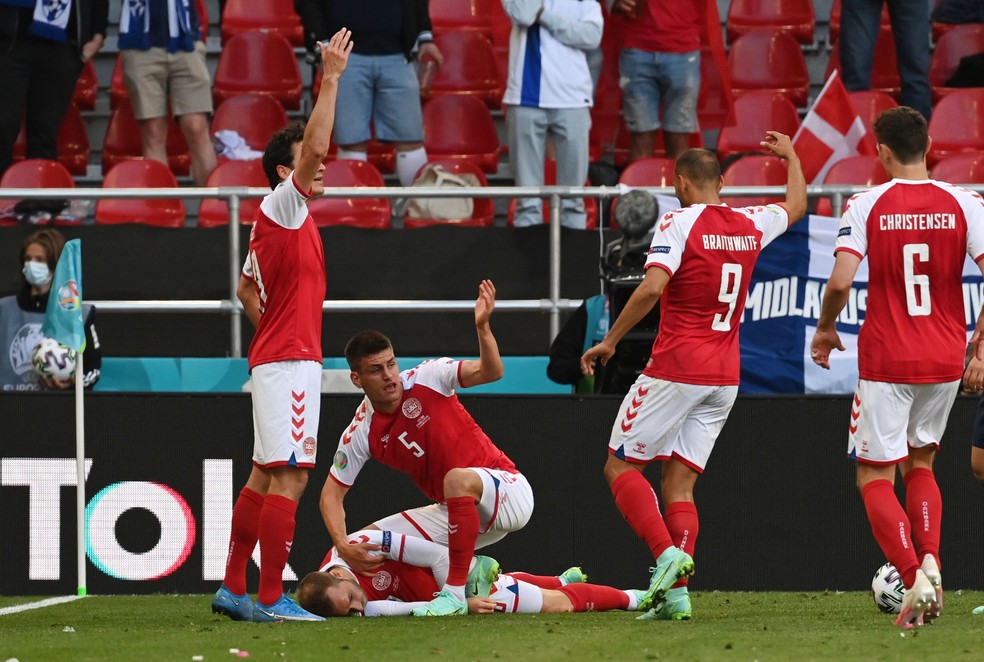 Eriksen cai desacordado durante Dinamarca x Finlândia — Foto: REUTERS/Jonathan Nackstrand