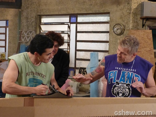 Ruço ensina Clécio a fazer caixões (Foto: Pé na Cova/ TV Globo)